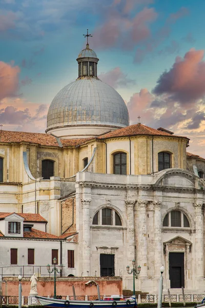 Фасад и купол на Венецианской церкви — стоковое фото