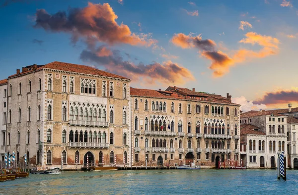Stará budova na kanálu v Benátkách — Stock fotografie