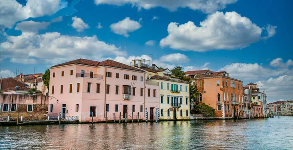 Pink Plaster Buildings in Venice Canal — Stock Photo, Image