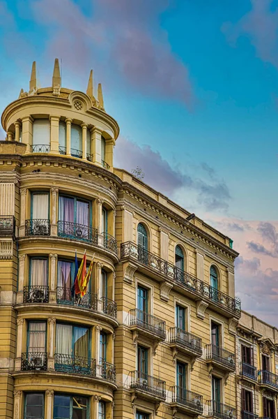 Barcelona Hotel mit Eisengeländer — Stockfoto