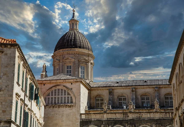 Kerk in de oude binnenstad van Dubrovnik — Stockfoto