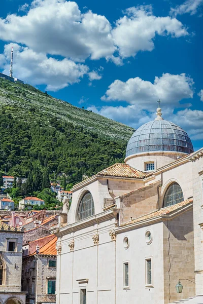 Dubrovniks kyrka och Green Hill — Stockfoto