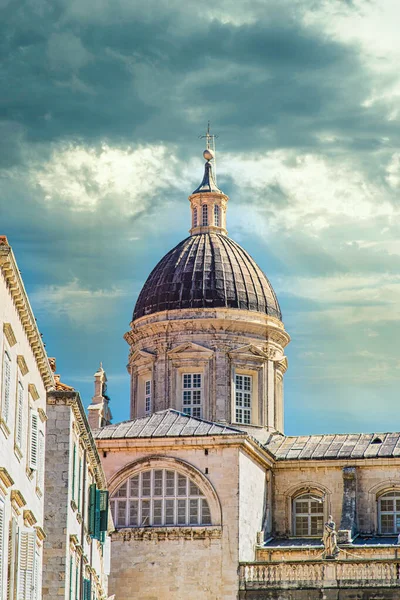 Dubrovnik cupola sotto cielo drammatico — Foto Stock