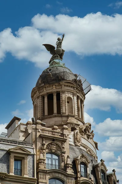 Estátua alada na cúpula em Barcelona — Fotografia de Stock