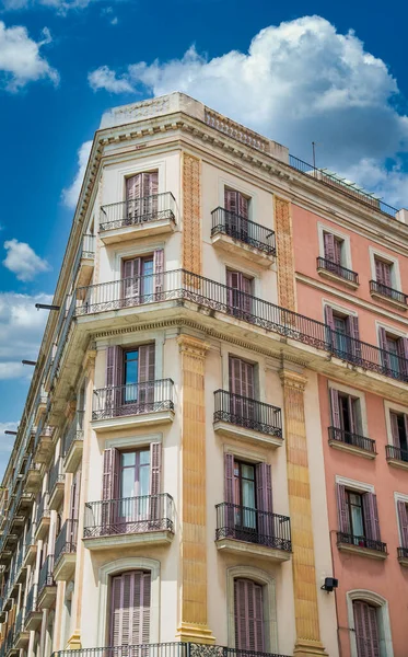 Farbenfrohes Angled Hotel in Barcelona — Stockfoto