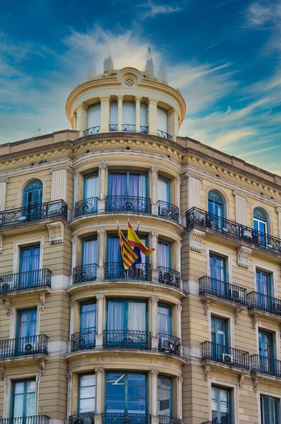Hoek van Oud Spaans Hotel aan Nice Sky — Stockfoto