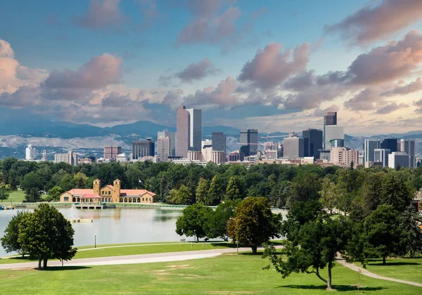 Denver Skyline Beyond Green Park at Dusk — стокове фото