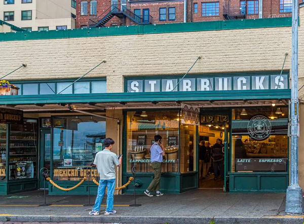 Frühmorgens bei Original Starbucks — Stockfoto