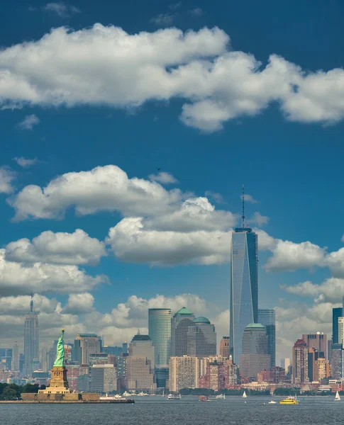 Estátua da LIberdade e Skyline — Fotografia de Stock