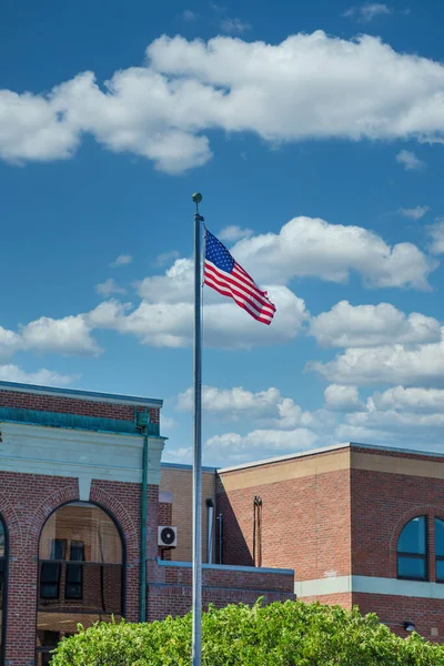 벽돌 건물 앞에 있는 미국 국기 — 스톡 사진