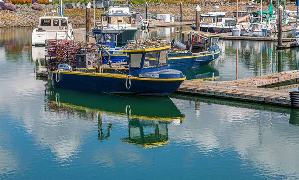 Голубая и желтая рыболовная лодка — стоковое фото