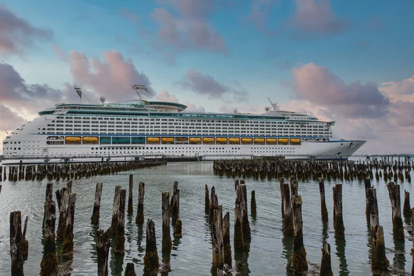 Cruiseschip voorbij oude palen — Stockfoto