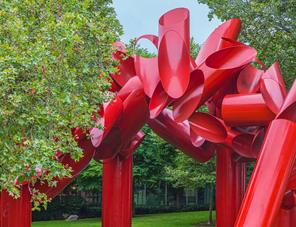 Red Sculpture in Park — Stock Photo, Image