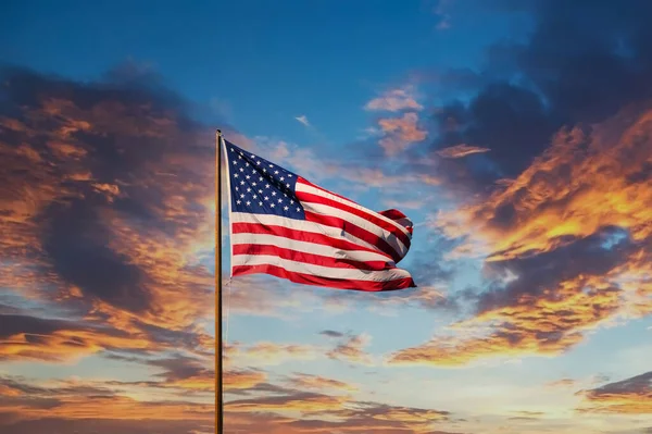 Amerikanische Flagge am alten Fahnenmast bei Sonnenuntergang lizenzfreie Stockfotos
