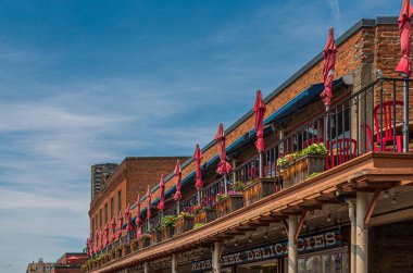 Veranda 'da Kapalı Kırmızı Şemsiyeler