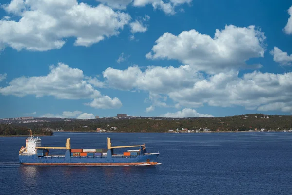 Грузовое судно в спокойном синем море — стоковое фото