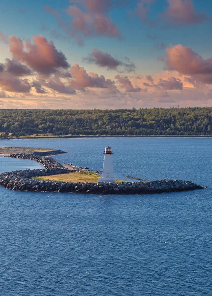 Alacakaranlıkta Deniz Duvarındaki Deniz Feneri — Stok fotoğraf