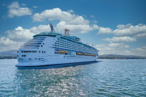 Luxury Cruise Ship on Sunny Bay — Stock Photo, Image