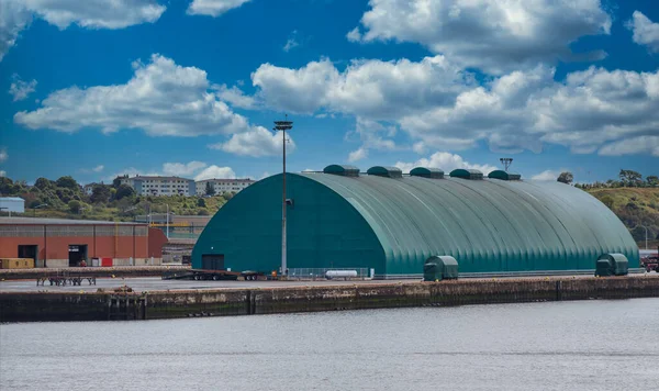 Oude metalen Quonset Hut aan de kust — Stockfoto