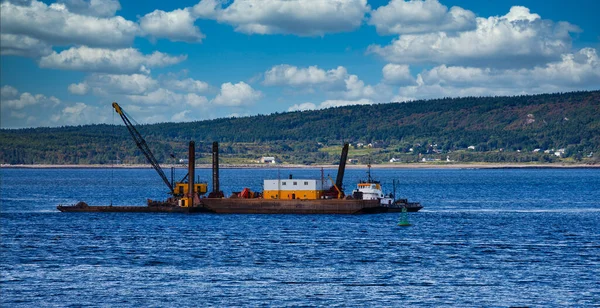 Working Barge on Canadian Channel — Stock Photo, Image