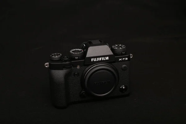 Svart Fuji X-T3 på svart bakgrund — Stockfoto