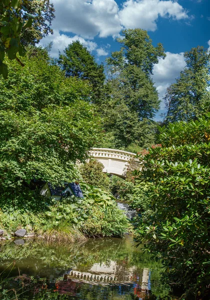 Brücke durch Bäume im Garten — Stockfoto