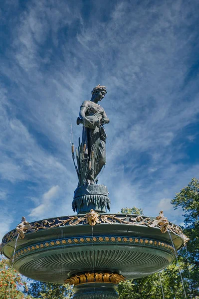 Estátua na fonte sob o céu azul — Fotografia de Stock