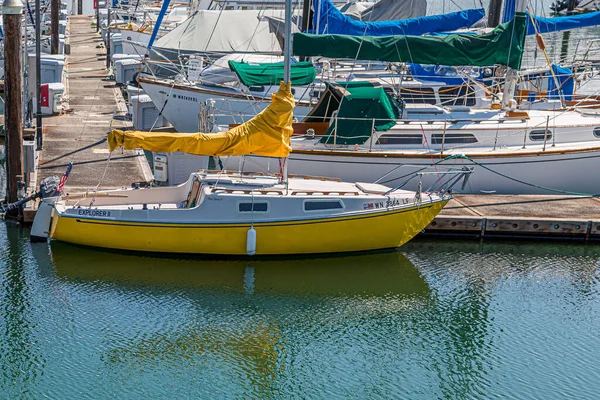 Žlutá loď v modré vodě — Stock fotografie