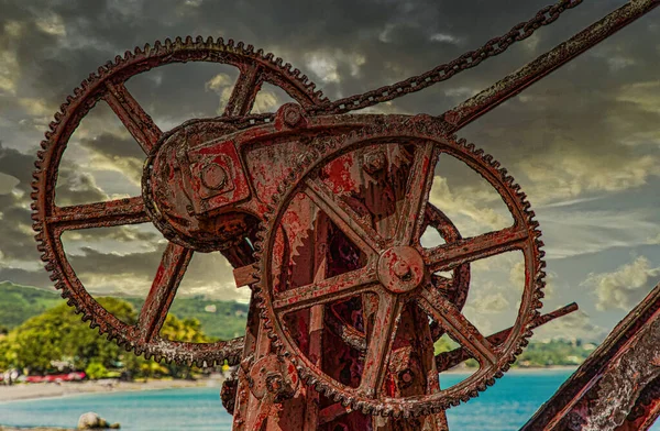 Rusty Gears på gammal röd trana — Stockfoto