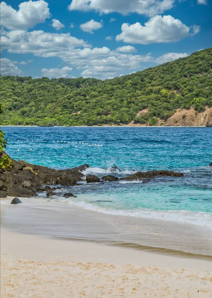 热带泳滩上的冲浪珊瑚岩石 — 图库照片