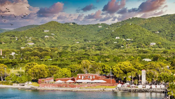 St. Croix kıyısındaki eski Kızıl Kale — Stok fotoğraf