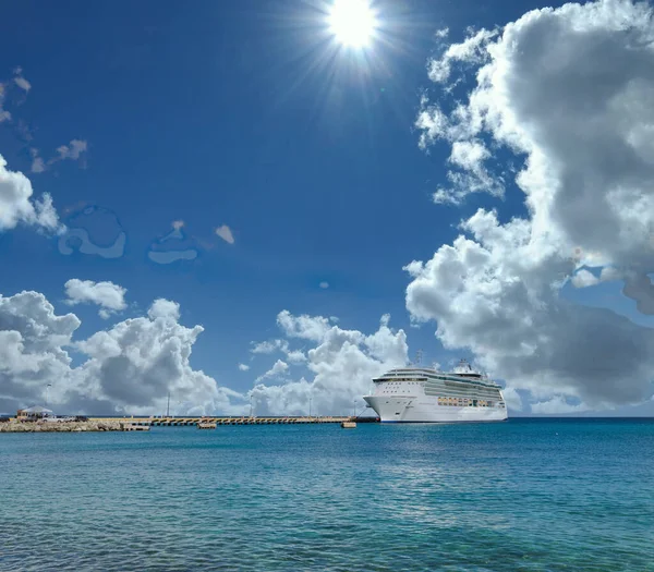 Pier por navio de cruzeiro sob o meio-dia Sol — Fotografia de Stock