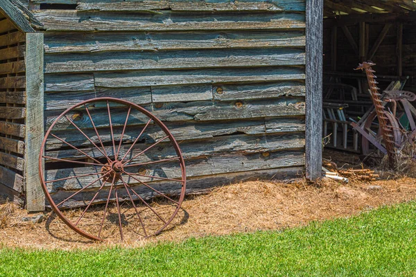 Roue rouillée sur la grange de travail — Photo