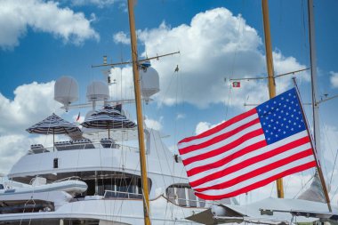 Amerikan Bayrağı ve Lüks Yatı