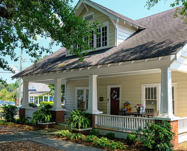 Front Porch on Old Yellow Farmhouse — Stock Photo, Image