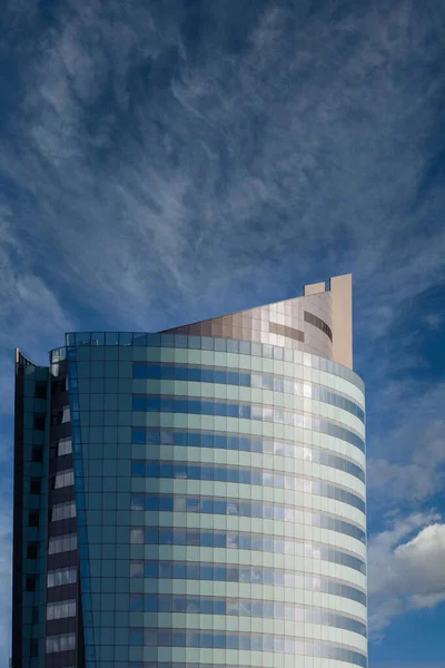 Tour d'hôtel bleue sous le ciel bleu agréable — Photo