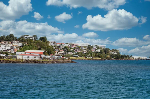 Edifici colorati sulla costa e l'acqua blu — Foto Stock