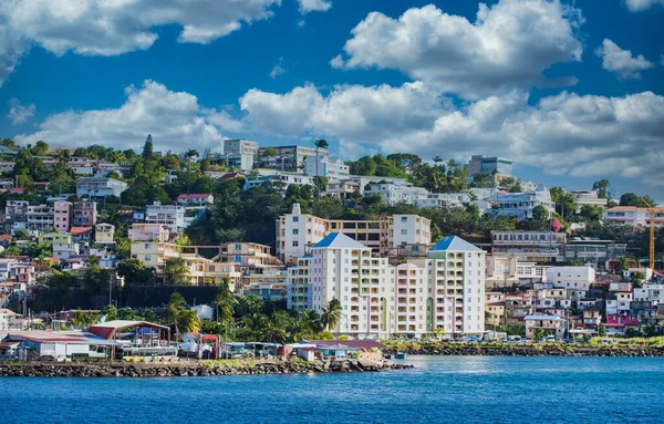 Färgglada hotell vid kusten i Martinique — Stockfoto