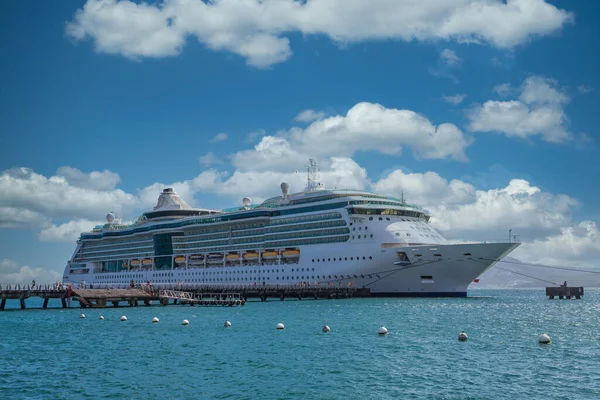 Cruiseschip bij Pier bij Sunny Port — Stockfoto