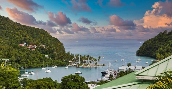 Marigot Bay Πέρα από την πράσινη στέγη κασσίτερου — Φωτογραφία Αρχείου