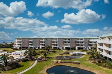 Göl ve Balkonlu Plaj Apartmanları