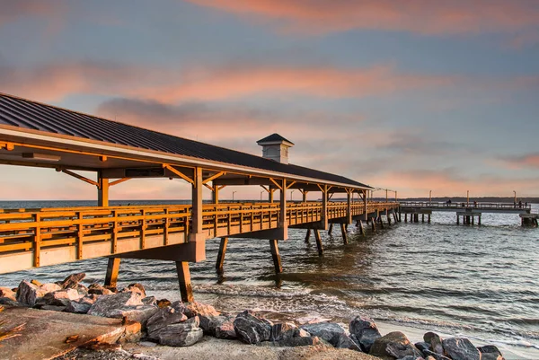 Pier at Dusk in Golden Evening Light — Fotografie, imagine de stoc