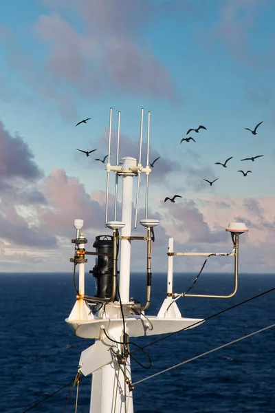 Equipo de satélite blanco en el mar azul — Foto de Stock