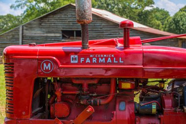 McCormick Farmall Ahır Önünde