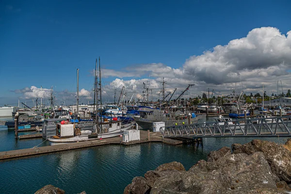 Fiske Marina Förbi Rocks — Stockfoto