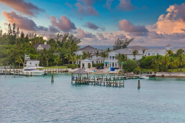 Bahamas Resort Construcción al anochecer —  Fotos de Stock