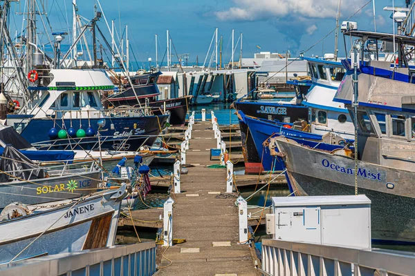 Pier Between Fishing Boats — Stock Photo, Image