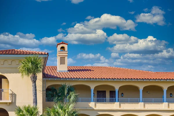 Tropical Hotel with Red Tile Roof — Stock Photo, Image