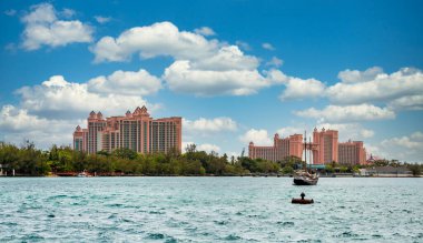 Körfezin Ötesindeki Pembe Tropikal Resortlar