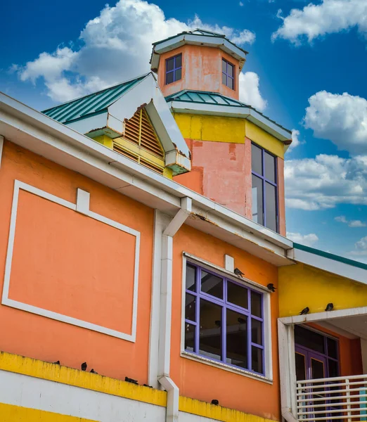 Kleurrijk gebouw in Nassau — Stockfoto